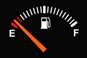 Dirigir com o carro na reserva de combustível pode causar danos ao motor