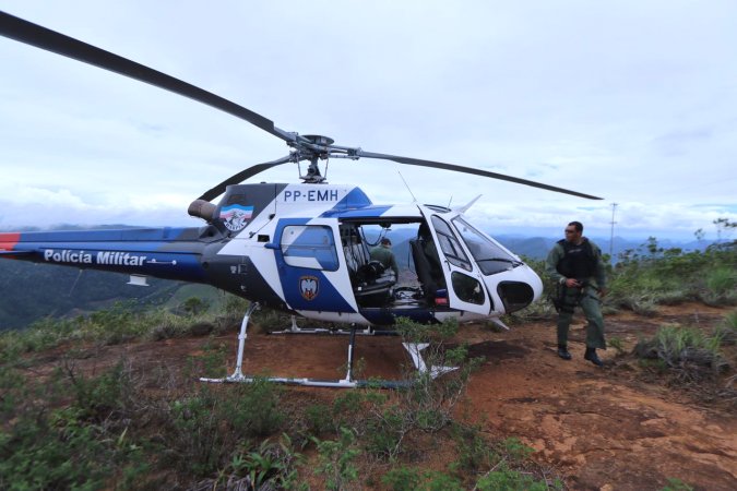 Helicptero da PM vai ajudar no transporte de materiais para reforma do Cruzeiro - Carto Postal