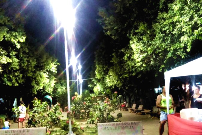 Prefeitura de Pancas troca iluminao da praa no Centro - Tudo s claras