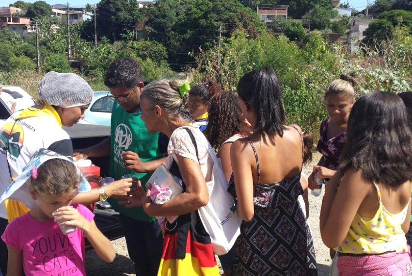 Jovens adventistas distribuem lanche durante mutiro de vacinao na Grande Vitria - Ajuda