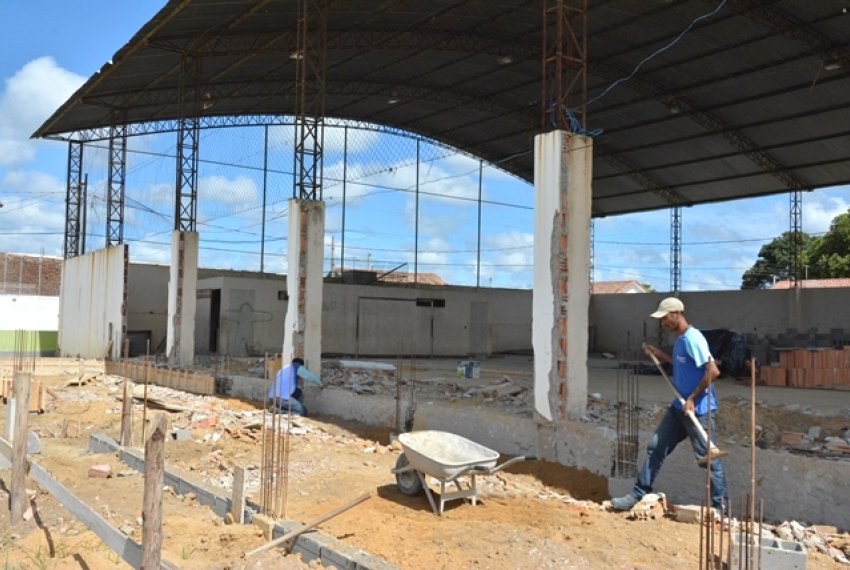 Prefeitura realiza obra de reforma e ampliao da quadra da Vila Tavares - Comunidade