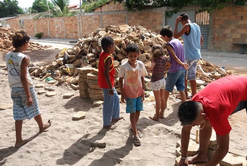 Comunidade de Vila Fernandes participa da segunda etapa de mutiro para Construo de Praa - Mutiro