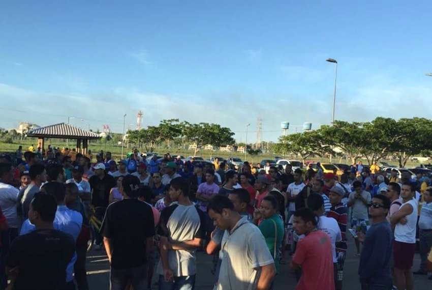 Moradores de Barra do Riacho fazem protesto em frente a Portocel, em Aracruz - Indignao