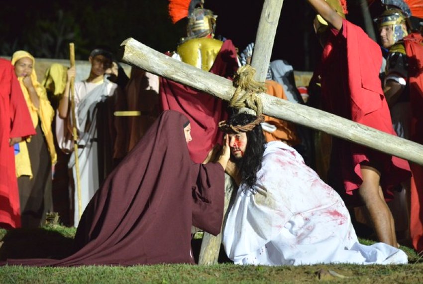 Drama da Paixo de Cristo emociona fiis em Aracruz - Multido em Guaran