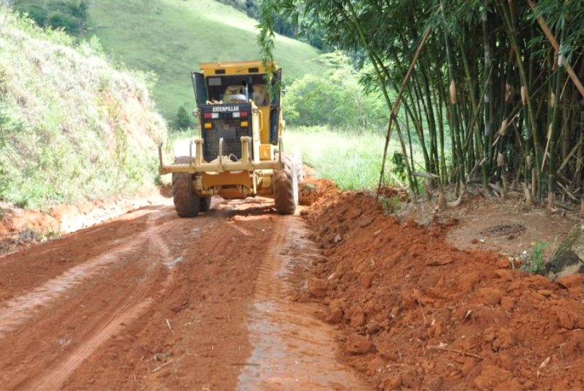 Servio de patrolamento em estradas rurais de Alegre garante melhorias para escoamento de produo - Patrolamento