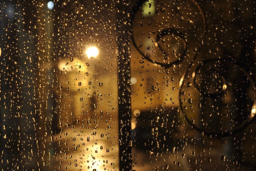 A chuva forte atingiu diversos municpios do Esprito Santo e a previso  que ela continue at o incio da prxima semana - Noite de chuva
