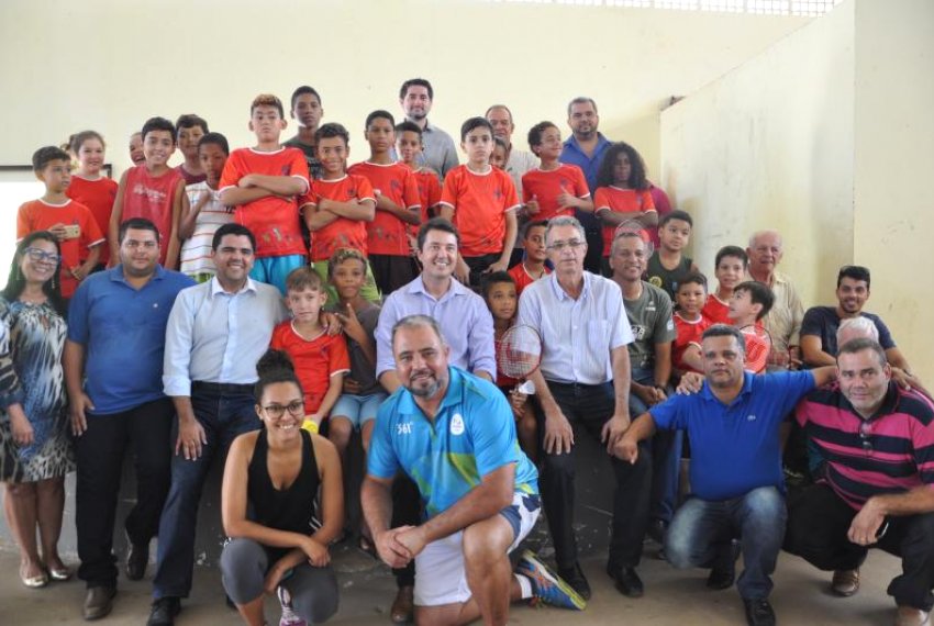 Secretrio de Estado de Esporte realiza entrega de materiais esportivos para o projeto Campees do Futuro em Alegre - Esporte