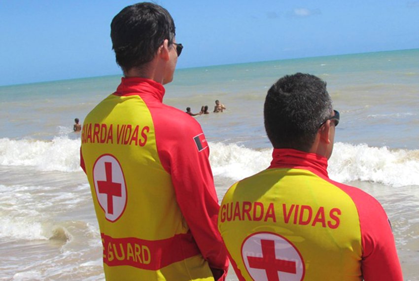 Cerca de 16 guarda-vidas esto atuando nas praias do municpio - Praia mais segura