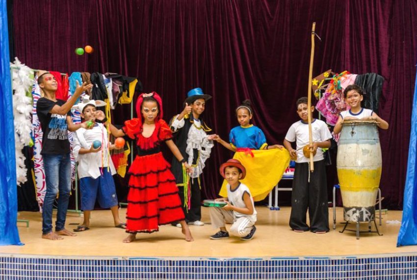 Aulas de circo, capoeira e teatro para melhorar rendimento - Educao