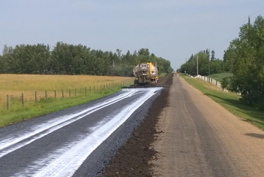 Municpio recebe doao de asfalto ecolgico - Pavimentada de graa