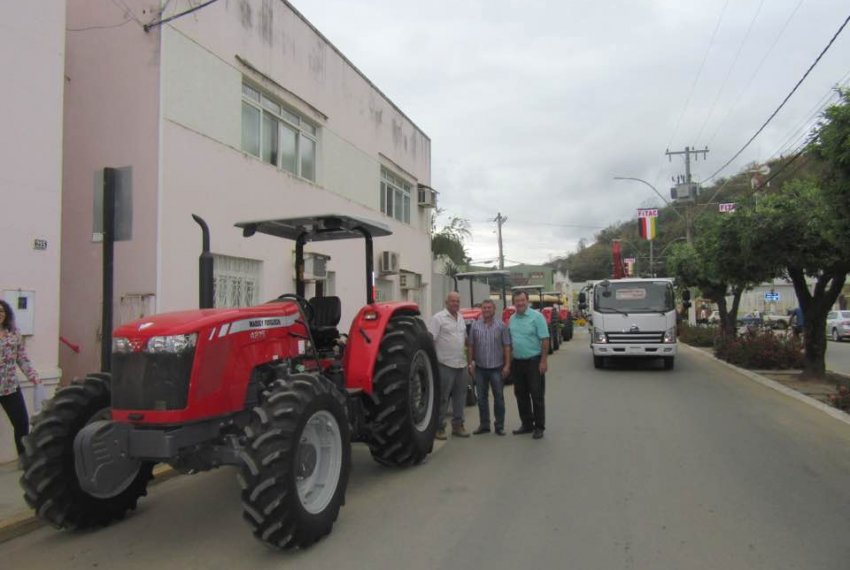 Itaguau recebe mquinas e equipamentos - Agricultura