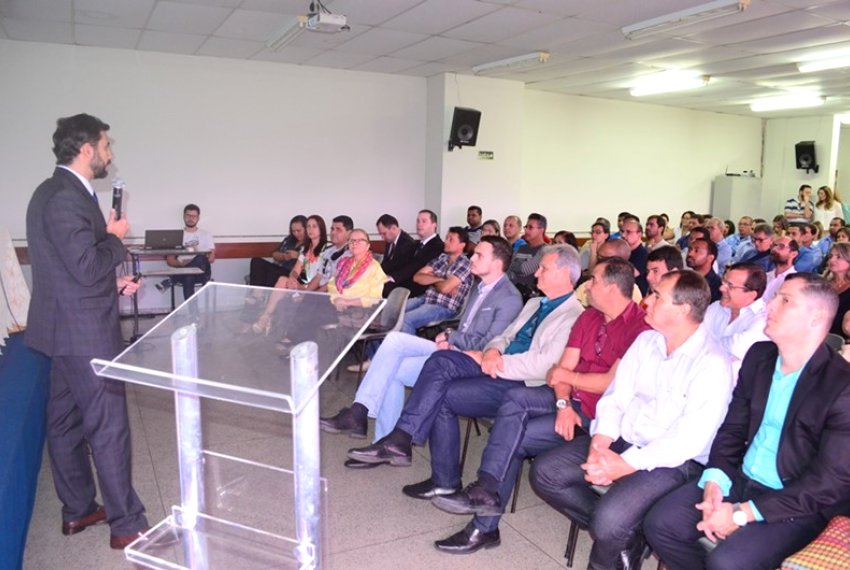 Servidores lotam auditrio em Aracruz - Combate  corrupo