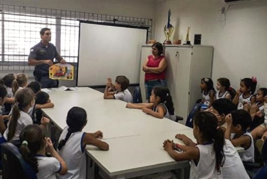 PM realiza palestra em escola de municpio - Criana Protegida