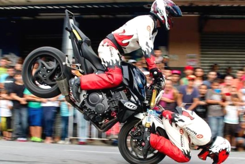 Domingos Martins recebe show de manobras radicais sobre duas - Radical Moto Show