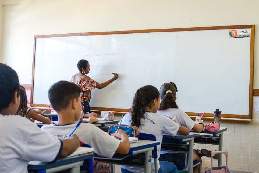 Mais de mil vagas para professor com salrio de at R$ 3.280 - Confira
