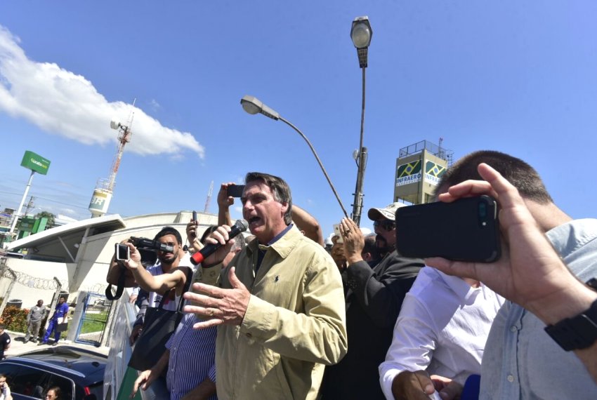 Bolsonaro  cercado por apoiadores pelas ruas de Vitria - Recebido com festa