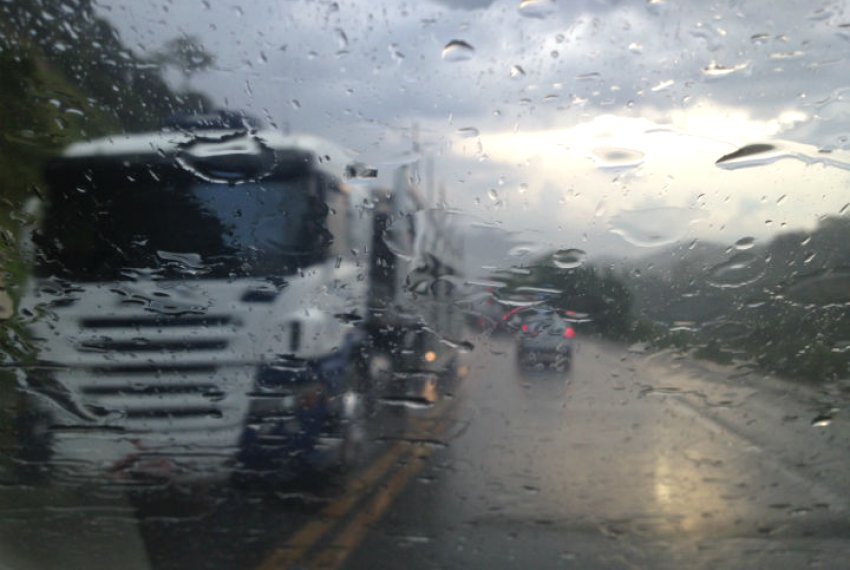Ateno redobrada nas rodovias durante o vero - Estao chuvosa