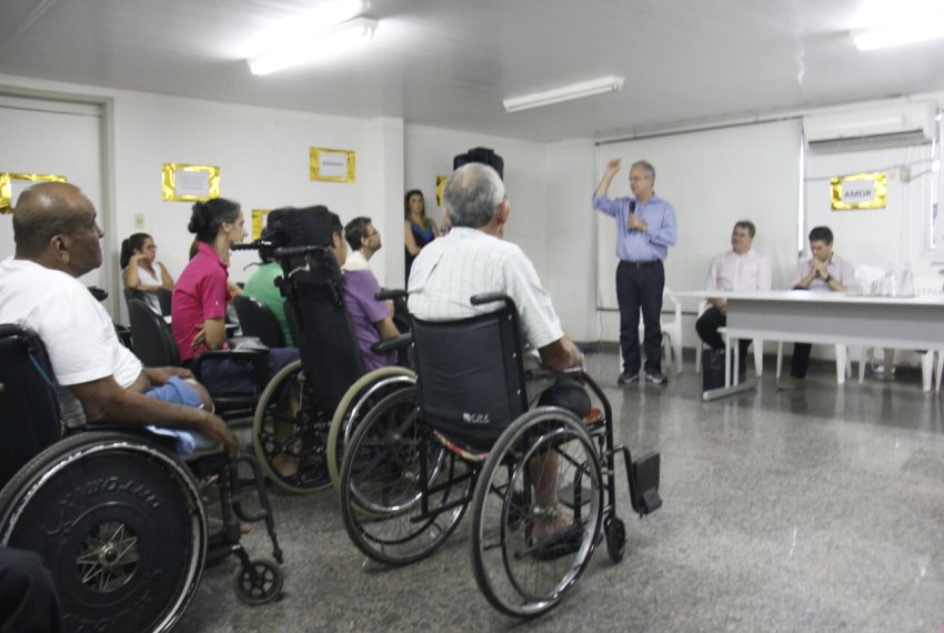 Colnago entrega 88 cadeiras de rodas e de banho - Social