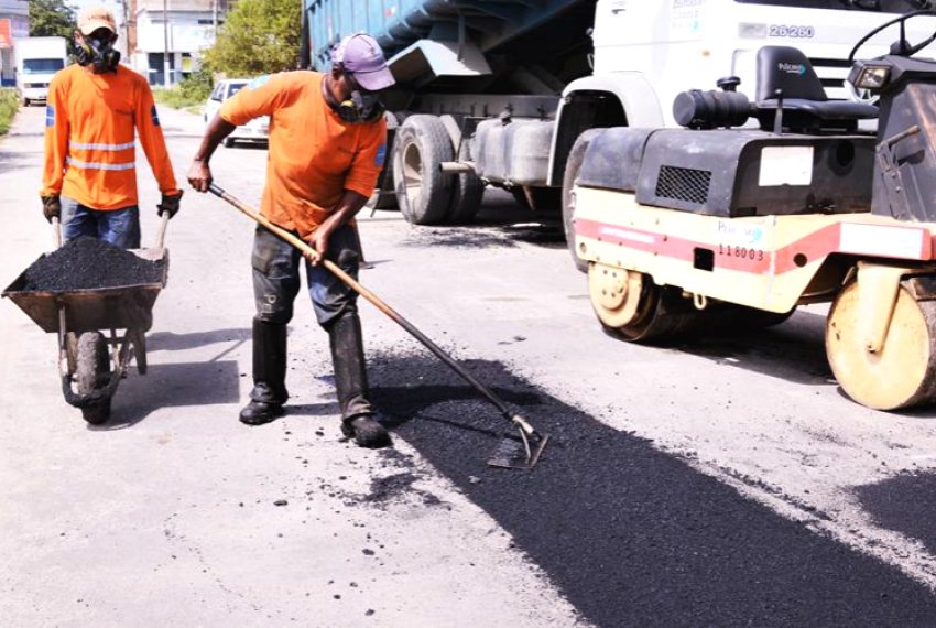 Catorze bairros recebem a operao tapa-buracos - Obras