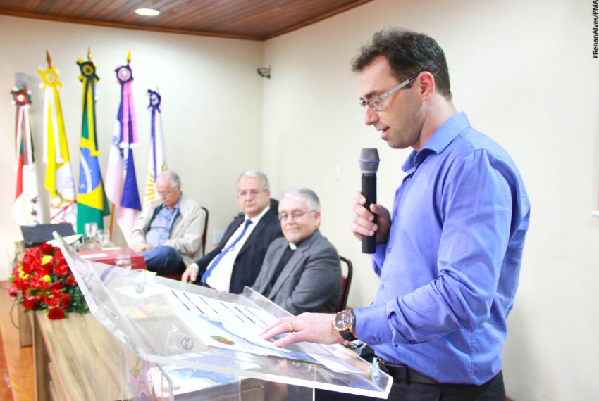 Governador e prefeito anunciam construo de escola - Iriri