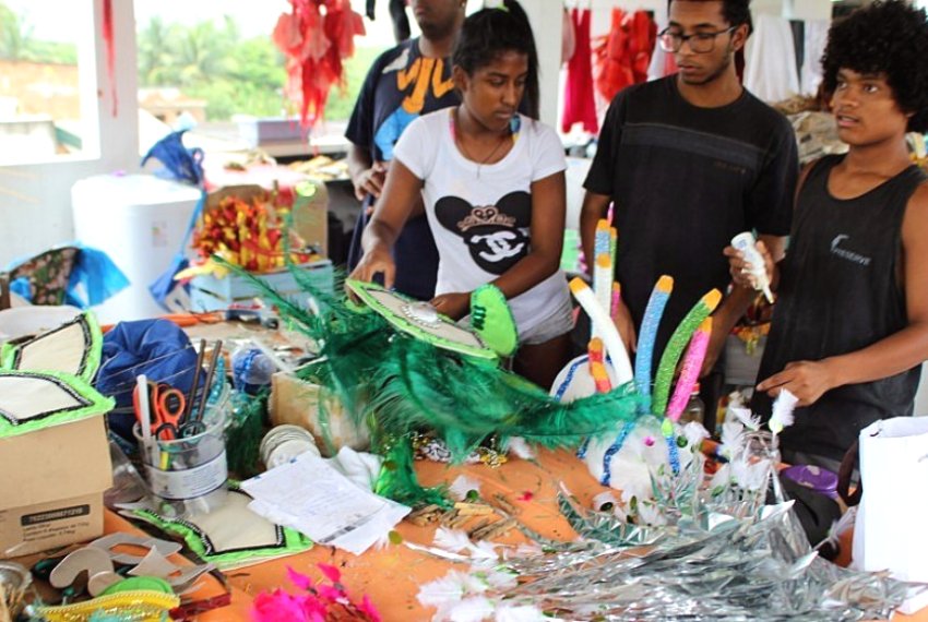 Escolas de Samba realizam os ltimos preparativos - Carnaval
