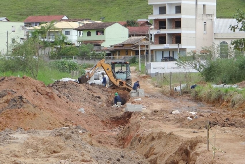 Prefeitura inicia obra de calamento em Vila Esperana - Obras