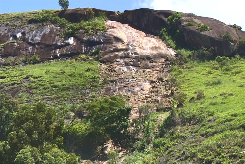 Pedra solta ameaa cair sobre casas em Rio Novo do Sul - Perigo