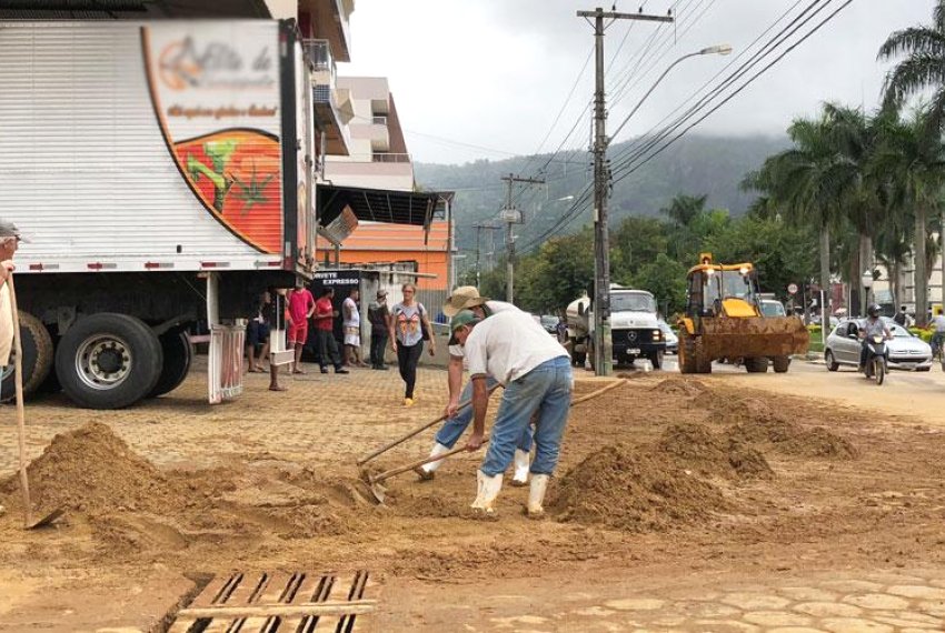 Prefeitura trabalha no apoio a moradores vtimas da chuva - Transtornos