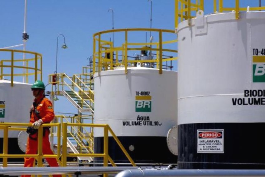 Petrobras anuncia reduo irrisria no preo da gasolina - Apenas 2,08%