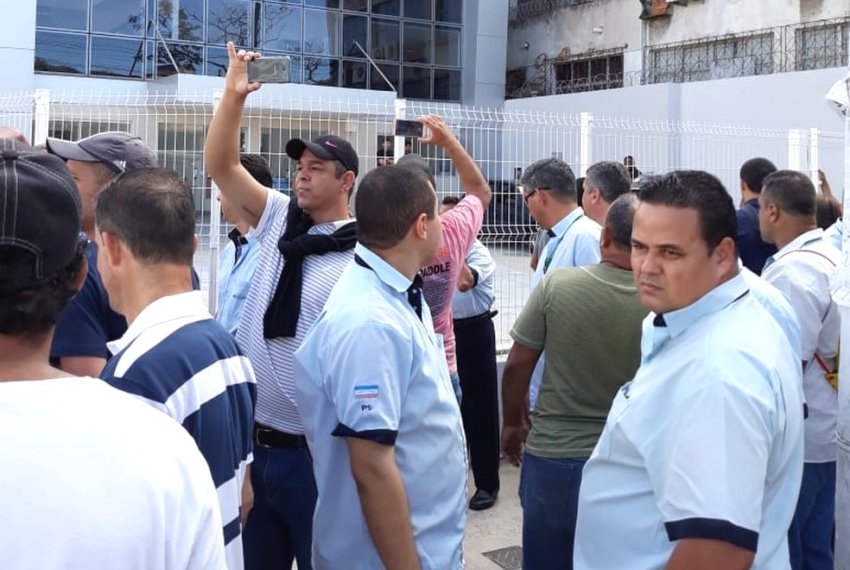 Manifestantes protestam contra suspenso de eleio - Rodovirios