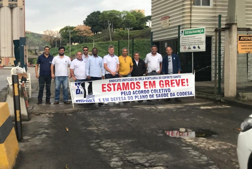 Porturios paralisam atividades em Vitria e Vila Velha - Greve