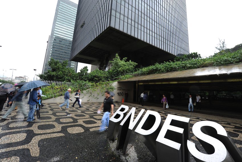 BNDES ter foco nas mdias empresas - Economia