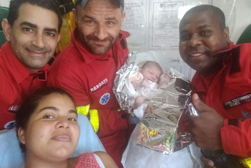 Beb nasce na BR-101 em Cariacica dentro de ambulncia - Anthony